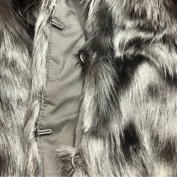 ⭐️NEW⭐️White House Black Market (WHBM) Black Faux Fur Vest - Picture 10 of 10